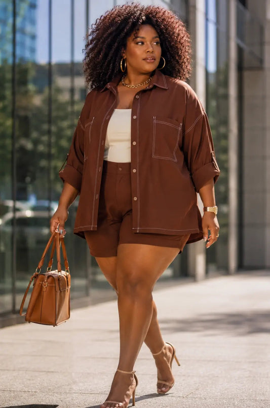 Camisa de Alfaiataria Pespontada Plus Size Marron Labellezas.com