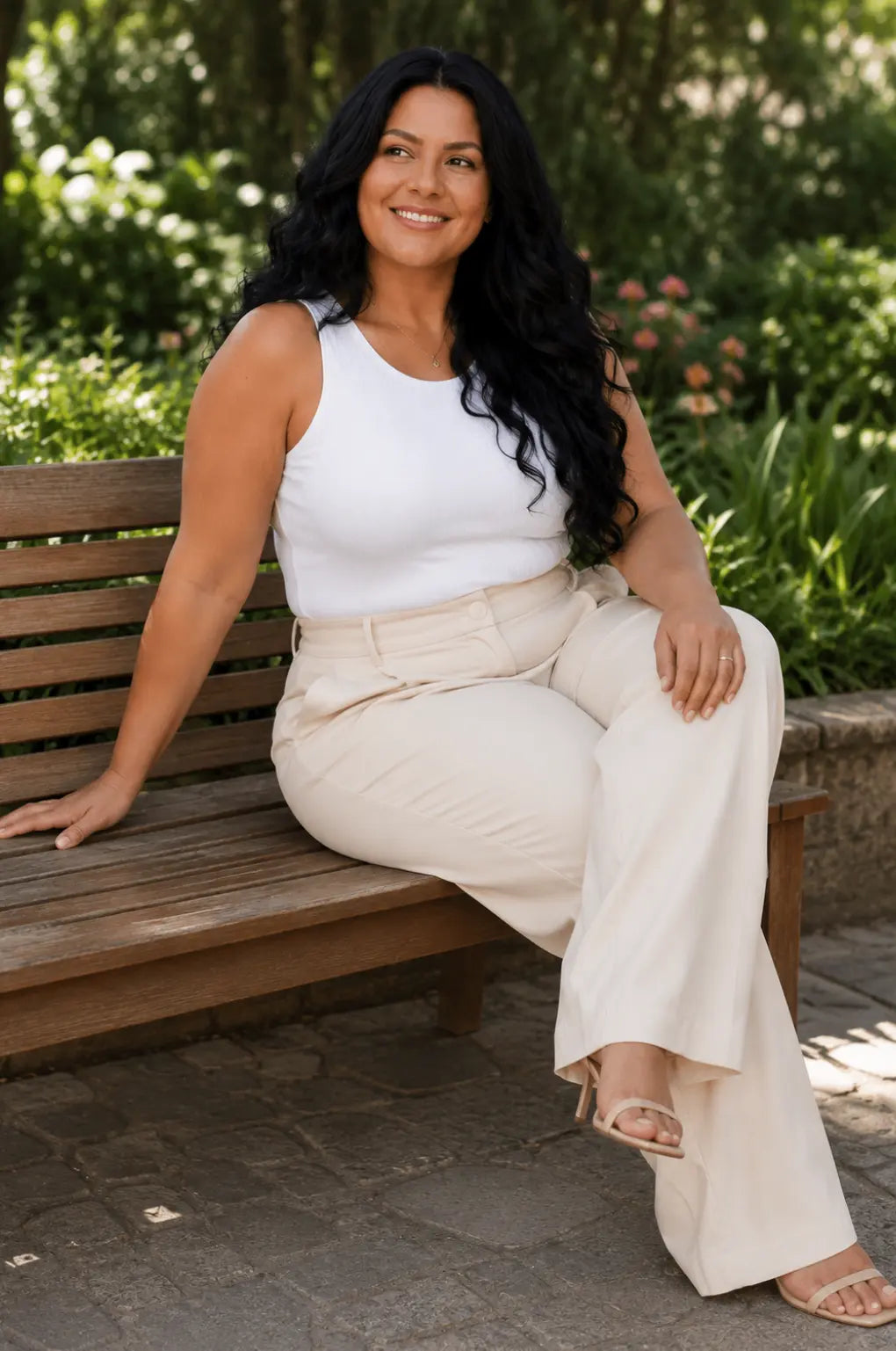 Calça Pantalona Alfaiataria Plus Size  Creme com Bolso e Fechamento em Zíper e Botão