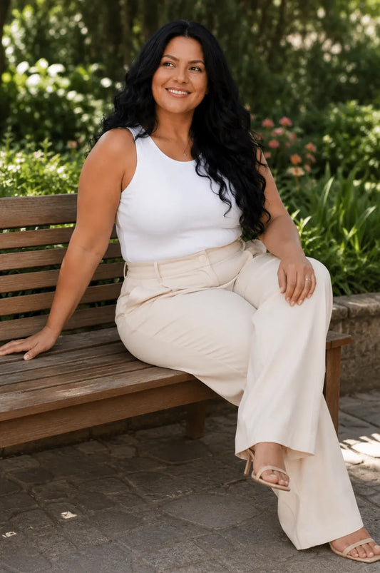 Calça Pantalona Alfaiataria Plus Size  Creme com Bolso e Fechamento em Zíper e Botão