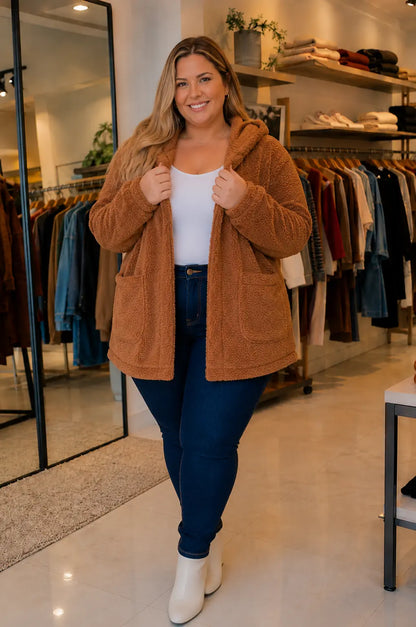 Casaco Teddy Plus Size Feminino com Capuz e Bolsos