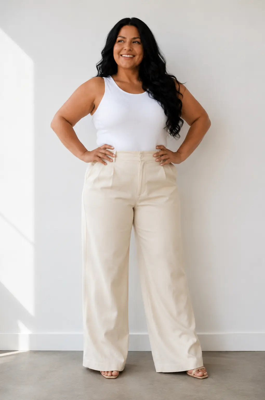 Calça Pantalona Alfaiataria Plus Size  Creme com Bolso e Fechamento em Zíper e Botão