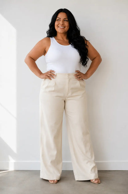 Calça Pantalona Alfaiataria Plus Size  Creme com Bolso e Fechamento em Zíper e Botão