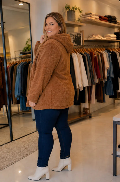 casaco-teddy-plus-size-feminino-capuz-3